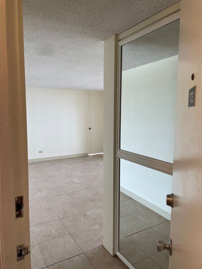 Building Photo - 2BR/2BA with lanai and spectacular ocean v...