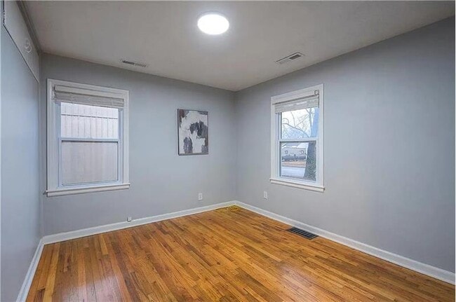 Building Photo - 1004 E Cedar St