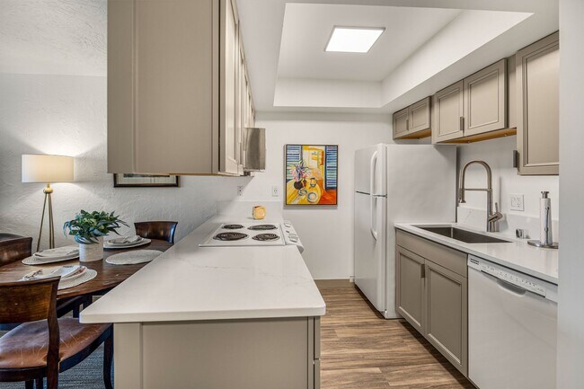 Building Photo - Downtown Furnished 1 Bed / 1 Bath Apartmen...