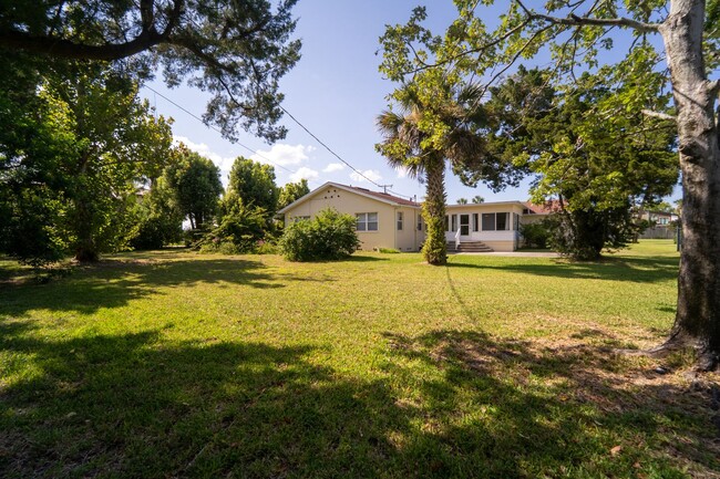 Building Photo - Davis Shore 4/2 Single Family Home