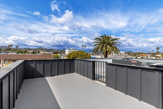 Building Photo - 603 N Harvard Blvd