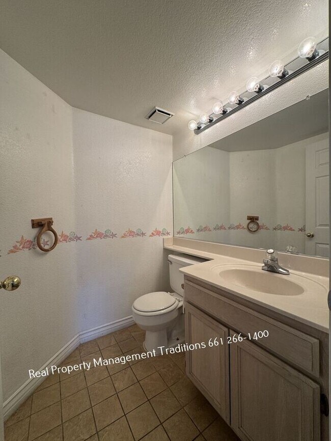 Building Photo - Stylish 3 Bed 2 Bath
