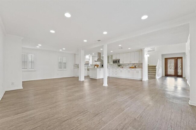 Building Photo - 12811 Shady Knoll Ln