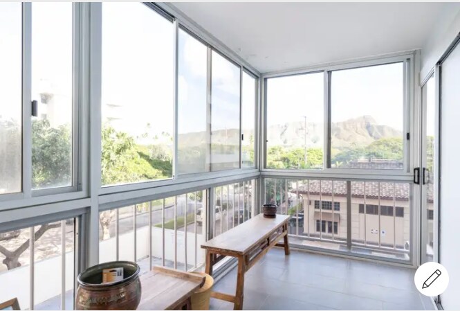 Lots of open space - 2575 Kuhio Ave