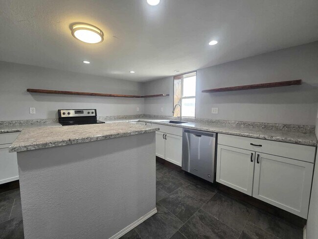 Building Photo - Charming Farm House!