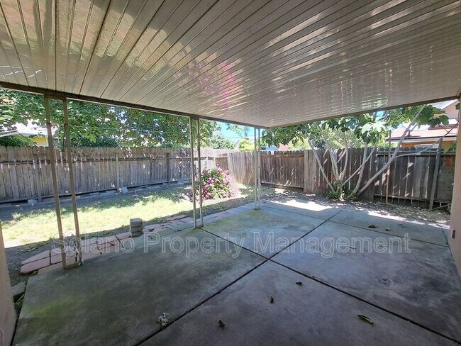 Building Photo - 2519 Heather Dr