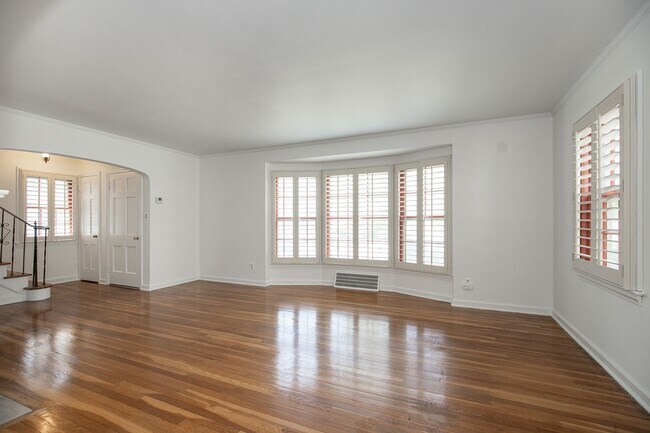 Building Photo - Charming 3 bedroom house Shaker Heights!!