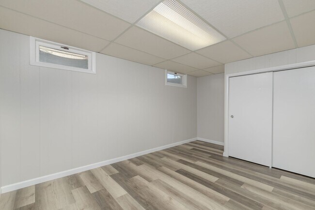 Building Photo - 5 bedroom 2 bath rental