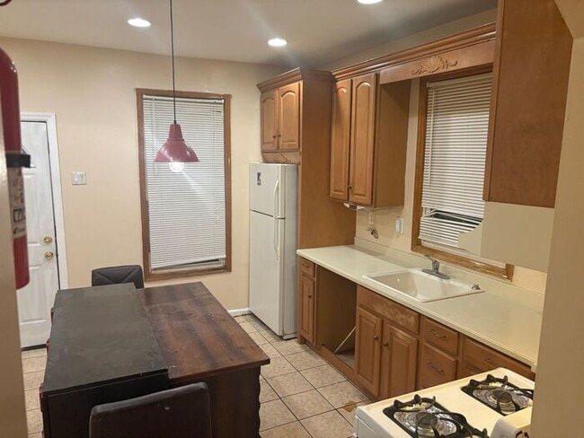 Building Photo - 5BR/1.5BA Row Home with Backyard and Laundry Hookups