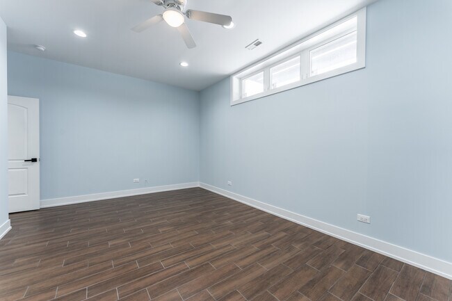 Building Photo - 3329 N Avers Ave