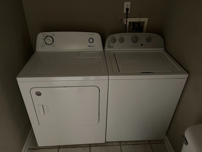 Building Photo - Briarwood West!!!   FULL PAINT!!!   FIREPLACE!!