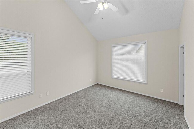 Building Photo - 1552 S Tally Ho Dr