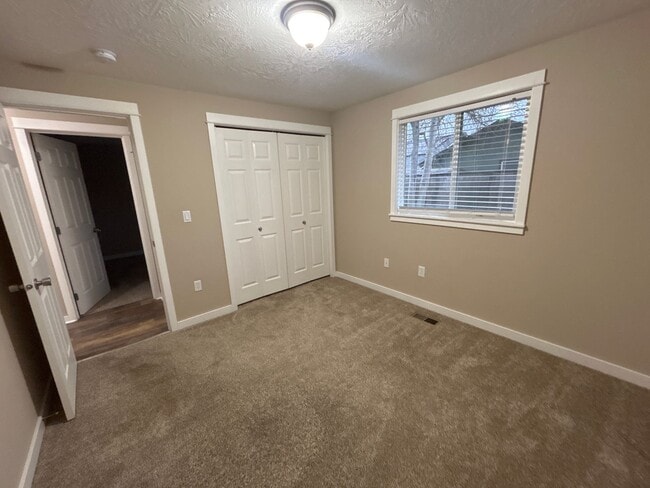 Building Photo - 3 Bedroom 2 Bathroom Knox Butte Home