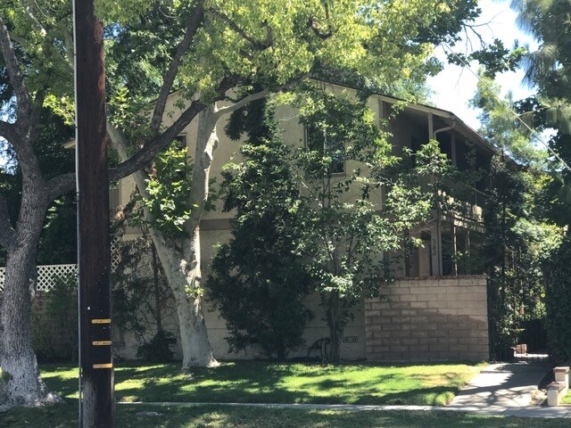 Building Photo - 376 N Hollywood Way