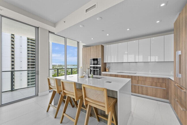 Building Photo - 3100 N Ocean Dr