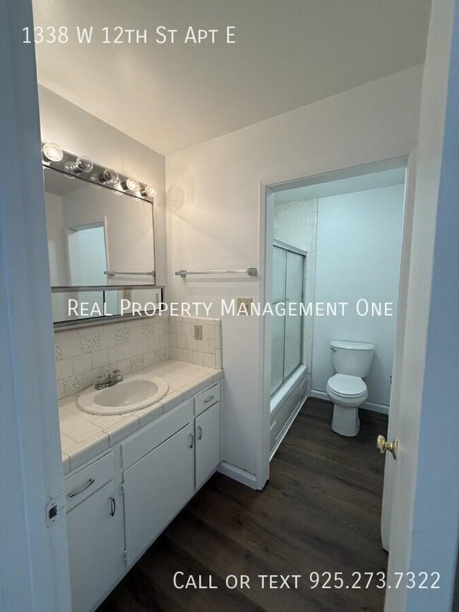 Building Photo - Refreshed 2 Bed, 1 Bath Tracy Apartment