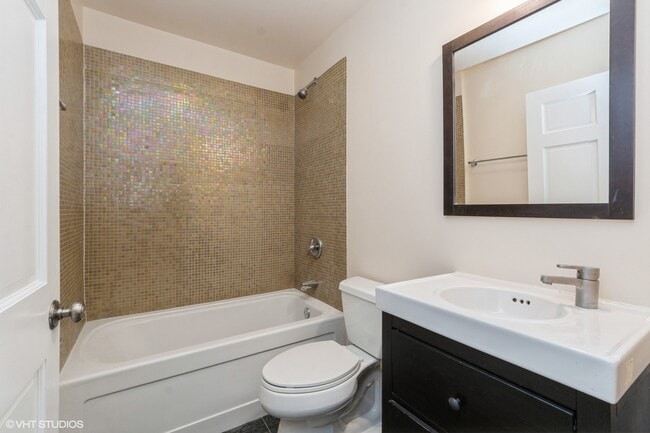 Building Photo - 5758 N California Ave