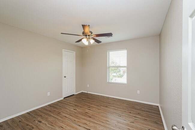 Building Photo - 8005 Wayside Village Way