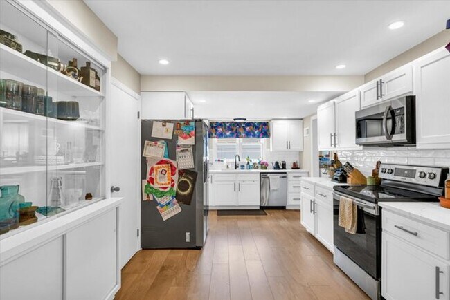 Building Photo - Renovated Ranch home in Champaign - AVAILA...
