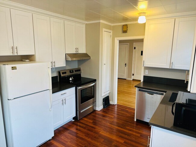 Building Photo - Charming Downtown Vancouver Bungalow