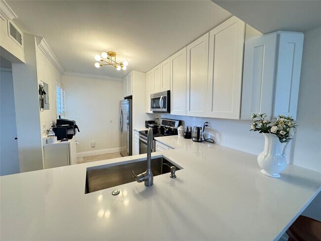 Building Photo - 8 Royal Palm Way