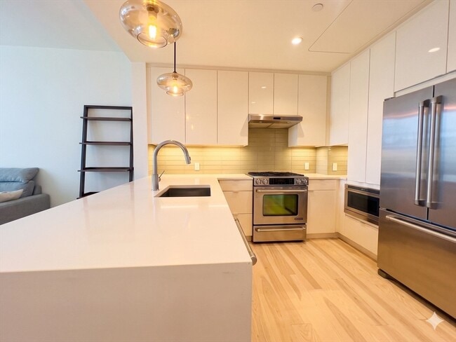 Building Photo - 32 Traveler St