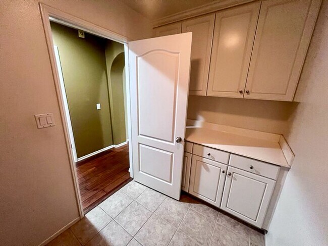 Building Photo - 5 bedroom Winchester home with a 3 car garage for LEASE!