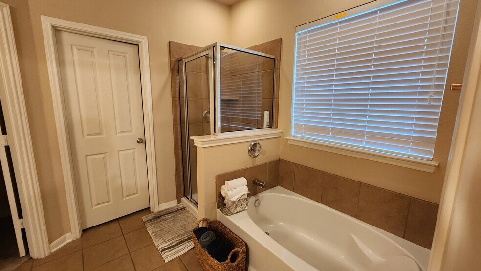 Building Photo - 1210 Plaza Lake Dr