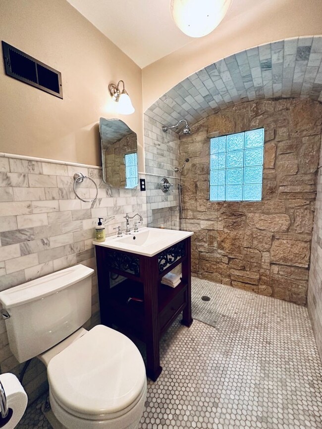 Building Photo - {8100} Picture Perfect Leawood Cottage + C...