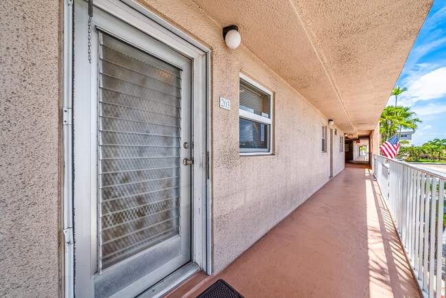 Building Photo - 2615 NE 1st Ct