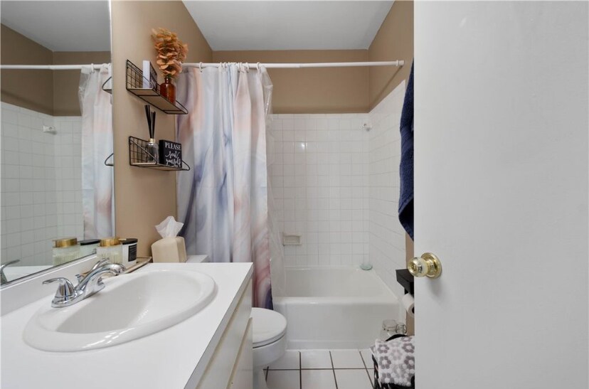 Building Photo - 110 Jamestown Dr