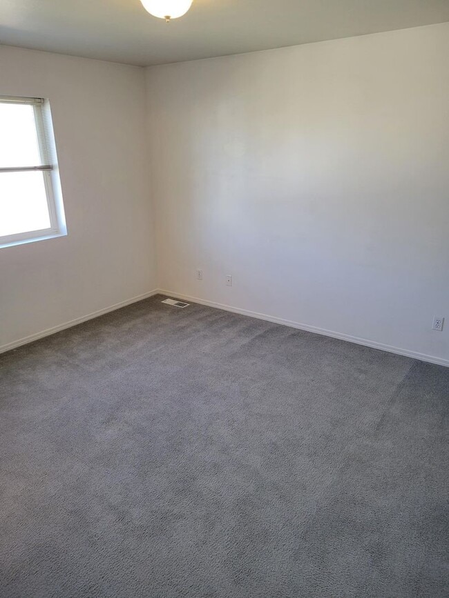 Building Photo - 3305 Laredo Dr