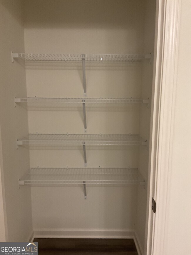 Building Photo - 305 Pond Ct