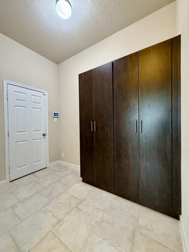 Building Photo - 646 Ridge Lawn Dr