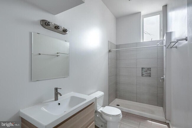 Building Photo - 1804-14 E Hazzard St