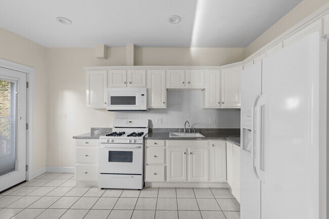 Building Photo - No Brokers Fee, In-Unit Washer and Dryer, Central Heat/AC, Eat-in Kitchen, Parking for Rent