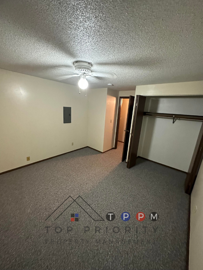 Building Photo - 1 Bedroom | 1 Bathroom Unit in Charles Cit...