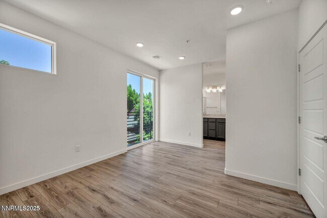 Building Photo - 557 California Ave