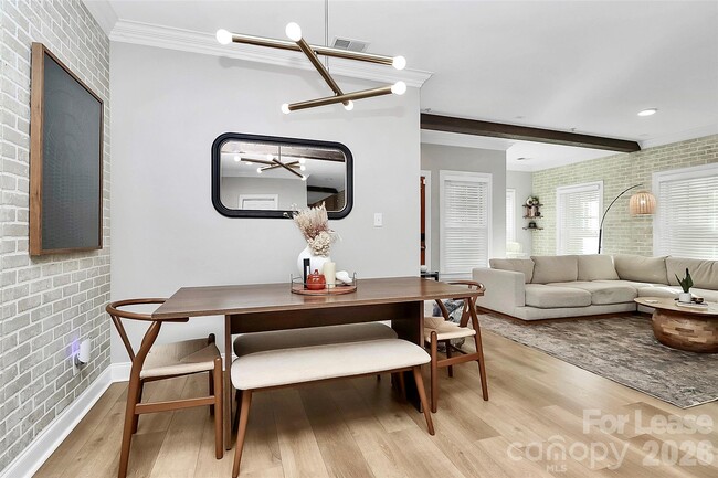 Building Photo - 105 S Summit Ave