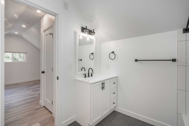 Building Photo - 5 bed 2 bath renovated home