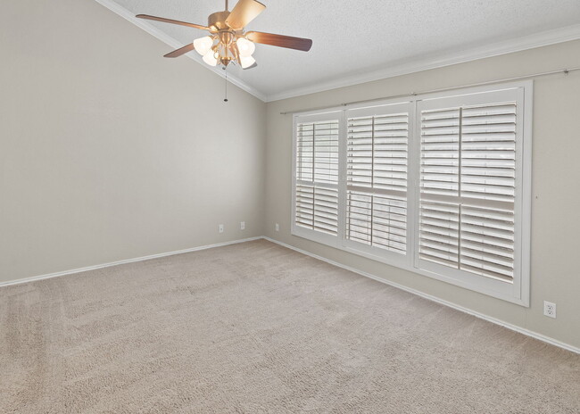 Building Photo - "Spacious 3-Bed Sanctuary with 2.5 Baths o...