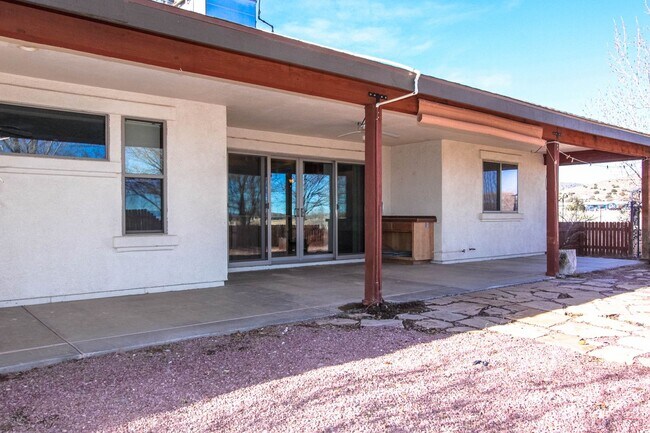 Building Photo - 3 Bedroom Home on 2.5 acres in Chino Valley