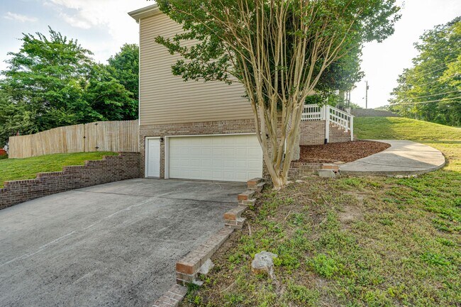 Building Photo - 3BR 2BA