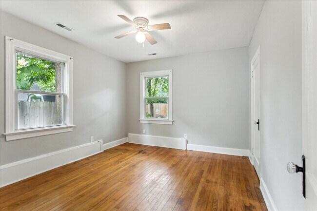 Building Photo - "Charming 3-Bedroom Retreat with 2 Full Baths in Hampton – Spacious 1494 Sq Ft Gem!"