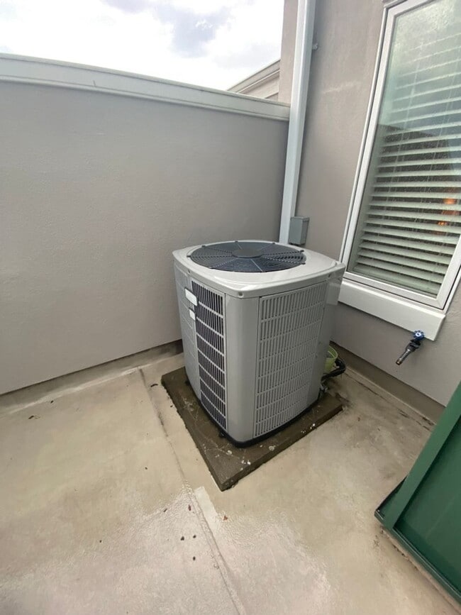 Building Photo - Spacious Townhouse Steps from Tarrytown Wa...