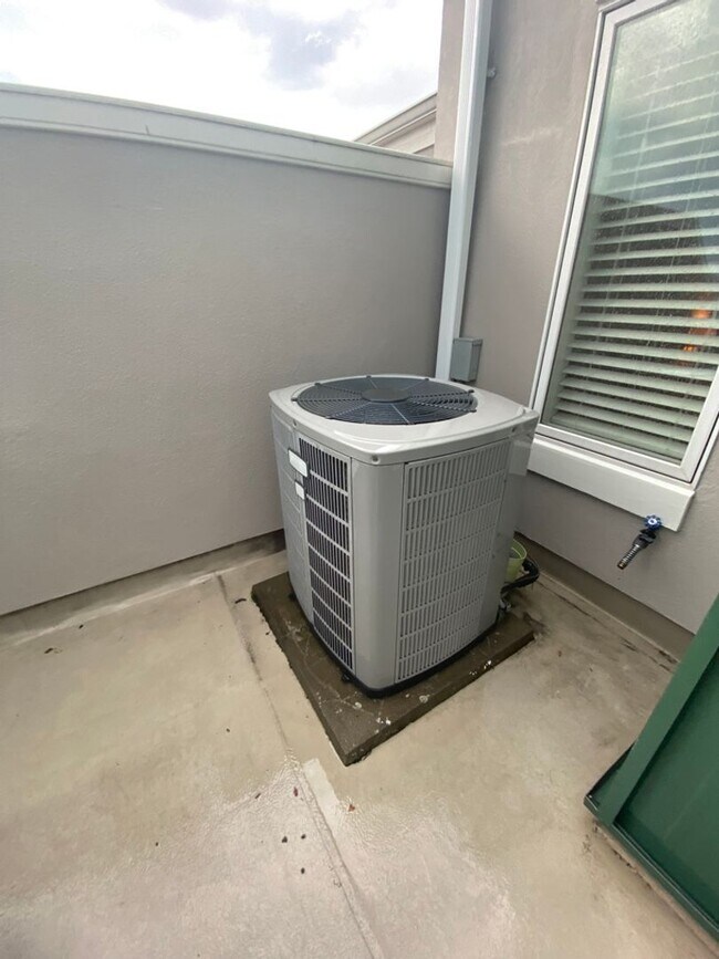 Building Photo - Spacious Townhouse Steps from Tarrytown Wa...