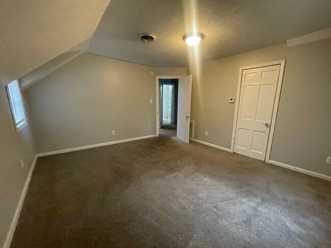 Building Photo - Recently Updated - Upper One Bedroom with Washer/Dryer!