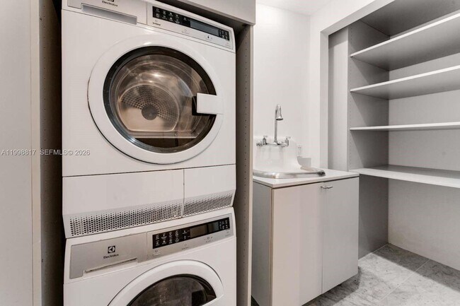 Building Photo - 801 S Miami Ave