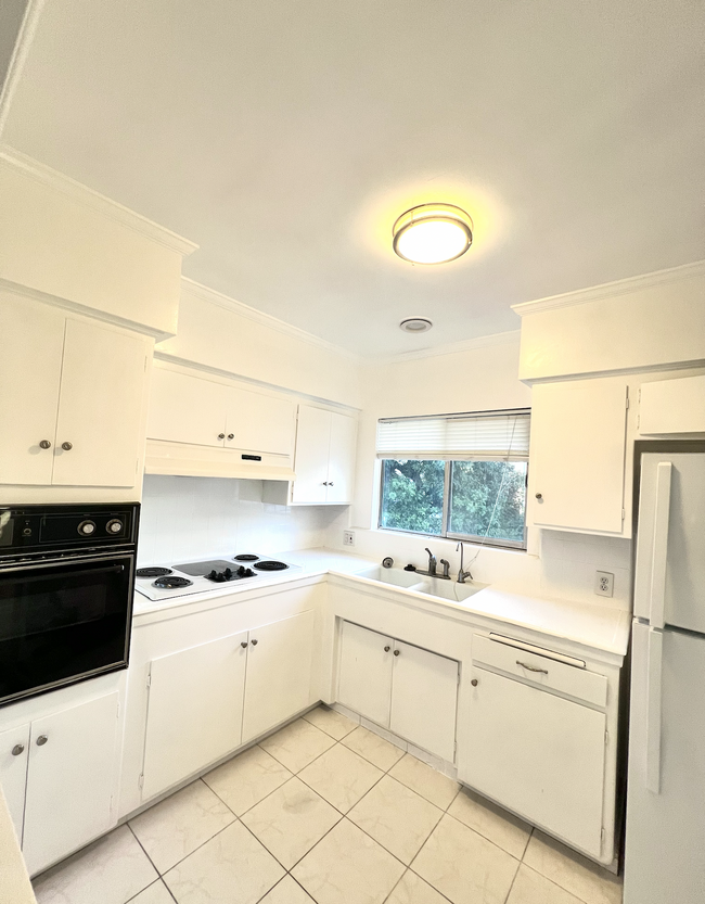 Kitchen - 5115 Coldwater Canyon Ave