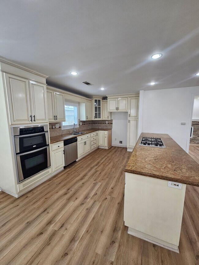 Building Photo - 3-bedroom, 2-bathroom home located in the vibrant city of Long Beach